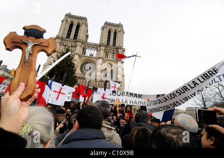 Koptische Christen demonstrieren vor der Notre Dame Kathedrale zum protest gegen terroristische Angriffe auf die Kopten in Ägypten. Stockfoto