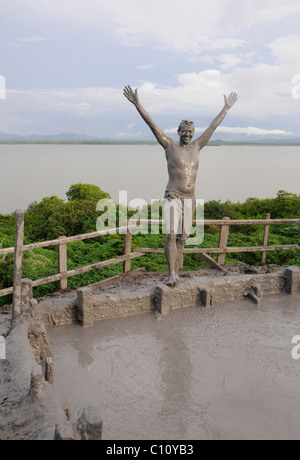 Reisende genießen die Schlammbäder von Vulkan Totumo, in der Nähe von Cartagena, Kolumbien im Schlamm bedeckt. Stockfoto