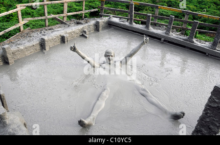 Reisende genießen die Schlammbäder von Vulkan Totumo, in der Nähe von Cartagena, Kolumbien im Schlamm bedeckt. Stockfoto