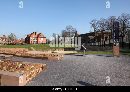 Von Chester, England. Chesters römische Amphitheater. St John's Church und das Besucherzentrum in Chester sind im Hintergrund. Stockfoto