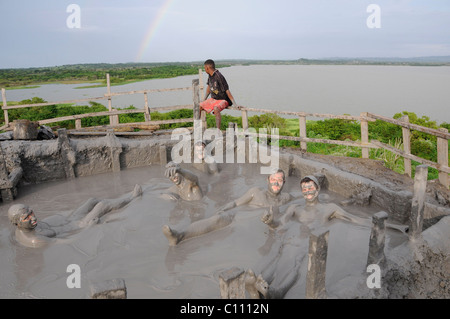 Reisende genießen die Schlammbäder von Vulkan Totumo, in der Nähe von Cartagena, Kolumbien im Schlamm bedeckt. Stockfoto