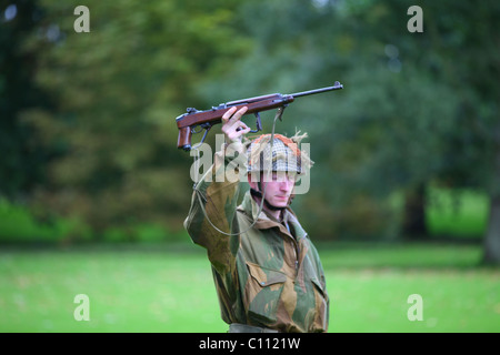 Wiederaufbau WW2 Soldat mit M1E5 M1 Garant Maschinengewehr Variante mit klappbarem Lager für Fallschirmjäger Stockfoto