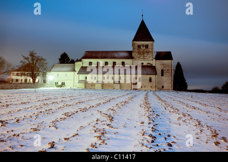 Kirche von St. George auf den winterlichen Insel Reichenau am Bodensee, Baden-Württemberg, Deutschland, Europa Stockfoto