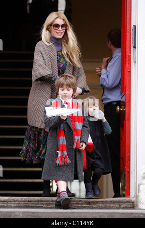 Claudia Schiffer sammeln ihre Kinder Caspar Matthew und Clementine de Vere Drummond von School London, England - 12.02.09 Stockfoto