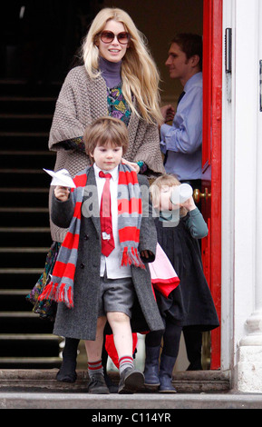 Claudia Schiffer sammeln ihre Kinder Caspar Matthew und Clementine de Vere Drummond von School London, England - 12.02.09 Stockfoto