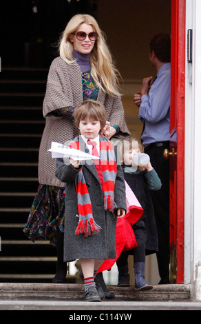 Claudia Schiffer sammeln ihre Kinder Caspar Matthew und Clementine de Vere Drummond von School London, England - 12.02.09 Stockfoto