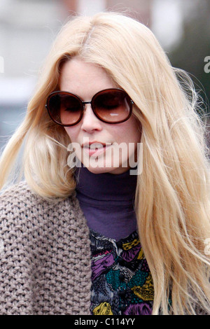 Claudia Schiffer sammeln ihre Kinder Caspar Matthew und Clementine de Vere Drummond von School London, England - 12.02.09 Stockfoto