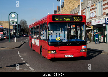 Ein single-Deck-Bus fährt in Richtung Stadtmitte von Ilford. Der Bus wird von Stagecoach London betrieben. Der Bus ist ein Transbus-Dart. Stockfoto