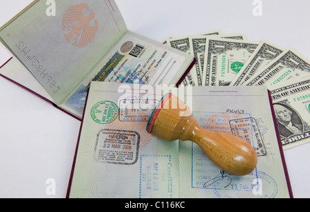 Eintrag Stempel und Visum Briefmarken in den Reisepässen der Bundesrepublik Deutschland, US-Dollar Stockfoto