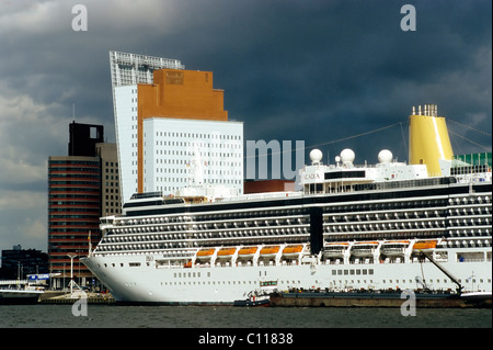 Kreuzfahrtschiff, Arcadia vor Wolkenkratzer, Kop van Zuid, Rotterdam, Zuid-Holland, Niederlande, Europa Anker verankert Stockfoto