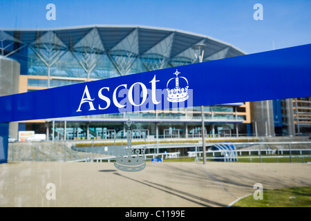 Die neue Tribüne, abgeschlossen im Jahr 2006, Pferderennbahn Ascot, Berkshire, England, Vereinigtes Königreich, Europa Stockfoto