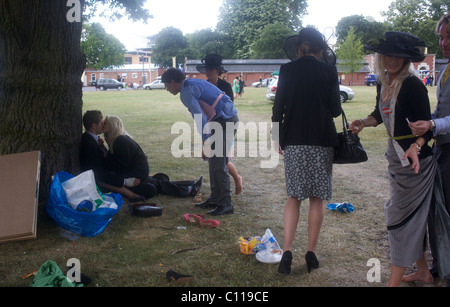 Rennen-Geher auf einem Royal Ascot-Parkplatz am Ende der Tag des Rennens. Stockfoto