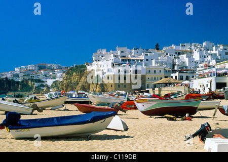 Ansicht der Stadt mit Strand, Albufeira, Algarve, Portugal, Europa Stockfoto