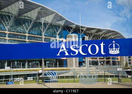 Die neue Tribüne, abgeschlossen im Jahr 2006, Pferderennbahn Ascot, Berkshire, England, Vereinigtes Königreich, Europa Stockfoto