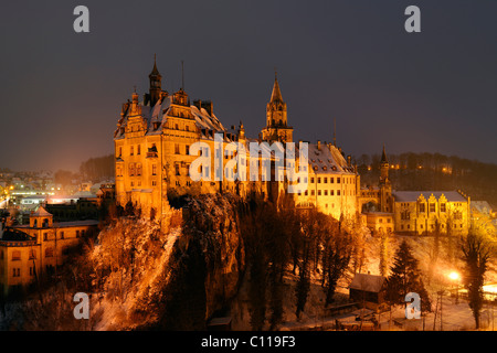 Schloss Sigmaringen im Winter bei Einbruch der Dunkelheit, Baden-Württemberg, Deutschland, Europa Stockfoto