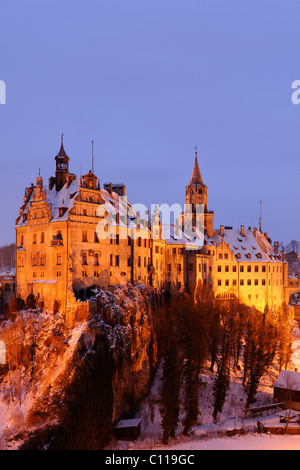 Schloss Sigmaringen im Winter bei Einbruch der Dunkelheit, Baden-Württemberg, Deutschland, Europa Stockfoto