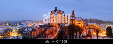 Schloss Sigmaringen im Winter bei Einbruch der Dunkelheit, Baden-Württemberg, Deutschland, Europa Stockfoto