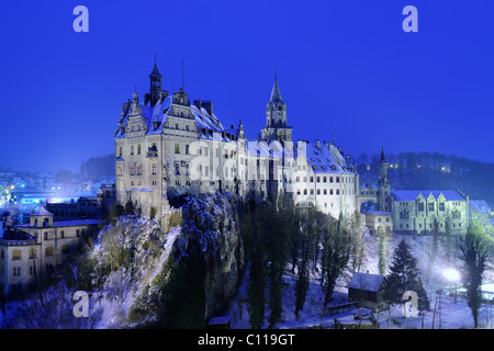 Schloss Sigmaringen im Winter bei Einbruch der Dunkelheit, Baden-Württemberg, Deutschland, Europa Stockfoto