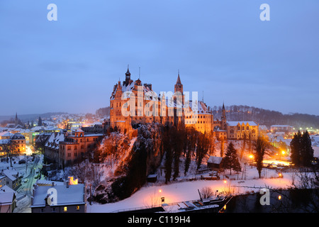 Schloss Sigmaringen im Winter bei Einbruch der Dunkelheit, Baden-Württemberg, Deutschland, Europa Stockfoto