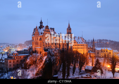 Schloss Sigmaringen im Winter bei Einbruch der Dunkelheit, Baden-Württemberg, Deutschland, Europa Stockfoto