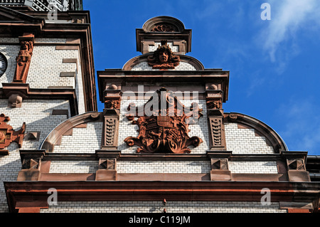 Giebel mit dem alten Wappen von Mecklenburg, Hauptpost, gebaut von 1892 bis 1897 im Stil der Neo-Renaissance Stockfoto