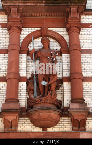 Figur mit einem Telefonmast und Buchstaben auf das hintere Gebäude der Hauptpost, gebaut von 1892 bis 1897 im Neo-Renaissance Stockfoto