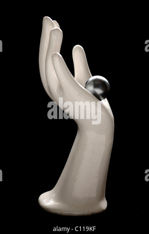 Weiße Porzellan Hand mit großen Imitation Thahiti Perle, 18mm, schwarz, Schmuckzubehör & Sylvia Buechele, Nürnberg Stockfoto