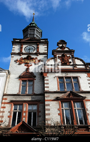 Reich verzierte Turm mit Turmuhr und Giebel mit dem alten Wappen Mecklenburgs, Hauptpost, gebaut von 1892 bis 1897 in Stockfoto