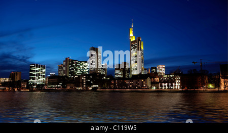 Blick von der Eiserner Steg Brücke über die Skyline von Frankfurt, der Commerzbank, der EZB und der Opernturm Wolkenkratzer, Frankfurt am Main, Hessen Stockfoto