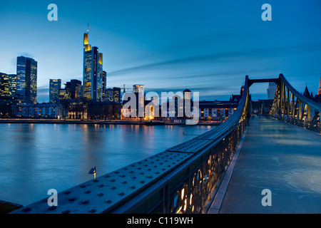 Blick von der Eiserner Steg Brücke über die Skyline von Frankfurt, der Commerzbank, der EZB und der Opernturm Wolkenkratzer, Frankfurt am Main, Hessen Stockfoto