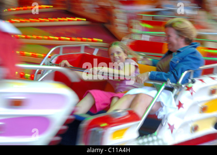 Mutter und Tochter am Messegelände fahren Stockfoto