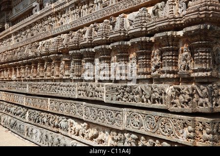 Reihen von Figuren an der Wand des Kesava Tempel, Keshavas Tempel, Hoysala-Stil, Somnathpur, Somanathapura, Karnataka, Südindien Stockfoto