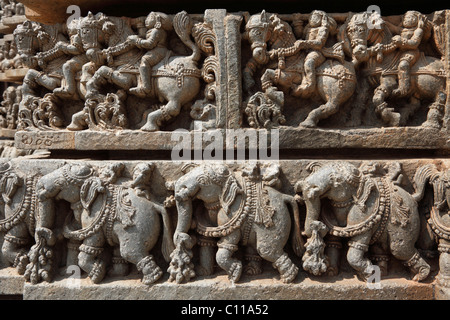 Reiter auf Pferden und Elefanten, Reihen von Figuren an der Wand des Kesava Tempel, Keshavas Tempel, Hoysala Stil, Somnathpur Stockfoto
