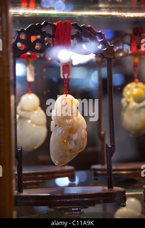 Myanmar (aka Burma), Yangon. Scott Market (aka Bogyoke Aung San-Markt). Geschnitzte Jade. Stockfoto