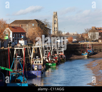 Boston, Lincolnshire. Das Bild zeigt St. Botolphs Kirche durch den Fluss Witham in Boston Zentrum. Stockfoto