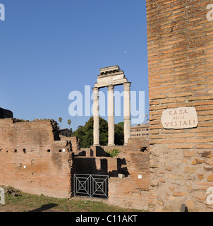 Spalten der Tempel von Castor und Pollux und Haus der Vestalinnen im Forum Romanum, Rom, Italien, Europa Stockfoto