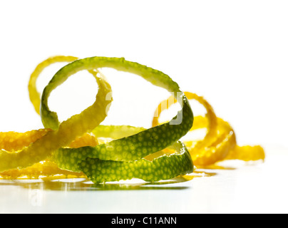 Orange Zitrone und Limette schälen auf weißem Hintergrund Stockfoto