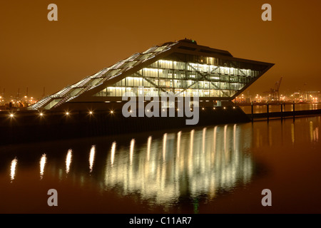 Docklands, Glas Büro Gebäude, beleuchtet bei Nacht, Edgar-Engelhard-Kai, Hafen Hamburg, Hamburg, Deutschland, Europa Stockfoto