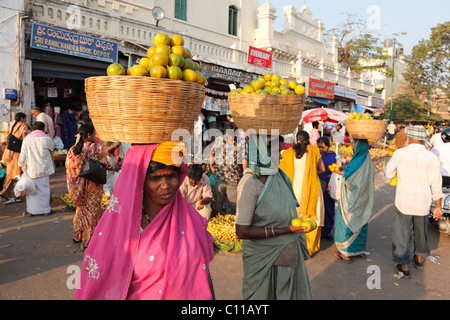 Frauen verkaufen Orangen und tragen Körbe auf Kopf, Devaraja Markt, Mysore, Karnataka, Südindien, Indien, Südasien, Asien Stockfoto