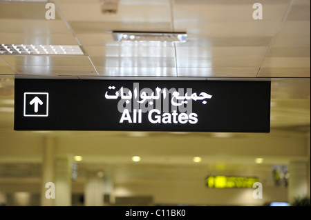 Melden Sie "Alle Tore" für Abflug-Gates, schreiben, Englisch, Arabisch, internationalen Flughafen Doha, Doha, Katar, Asien Stockfoto