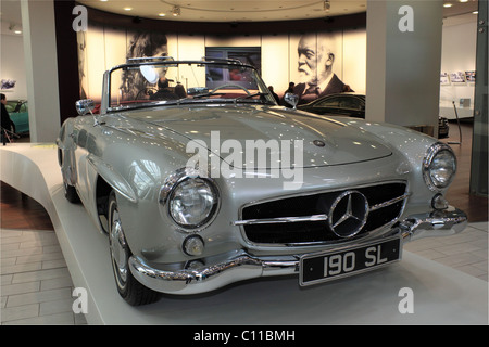 Mercedes-Benz 190SL bei Mercedes-Benz Welt, Brooklands, Weybridge, Surrey, England, Großbritannien, UK, Europa Stockfoto