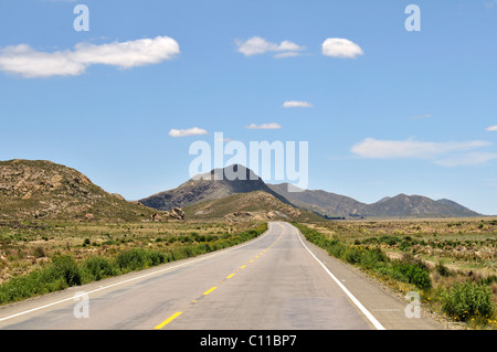 Autobahn und Berge in den bolivianischen Altiplano Hochland, Departamento Oruro, Bolivien, Südamerika Stockfoto