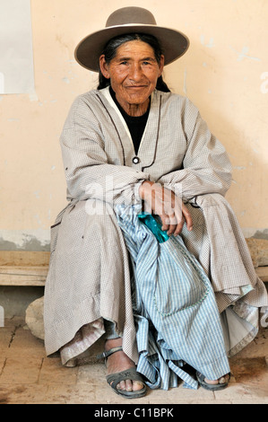 Alte Frau in traditioneller Kleidung des Quechua, bolivianischen Altiplano Hochland, Departamento Oruro, Bolivien, Südamerika Stockfoto