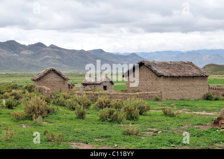 Einfache Hütten in den bolivianischen Altiplano Hochland, Departamento Oruro, Bolivien, Südamerika Stockfoto