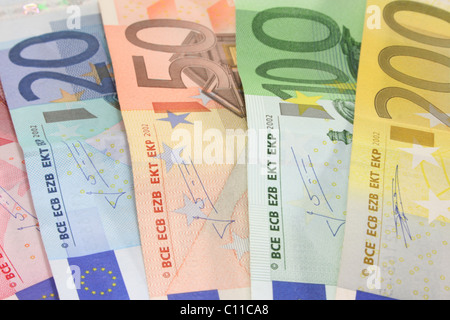 ein großer Haufen von Euro-Banknoten auf weißem Hintergrund Stockfoto