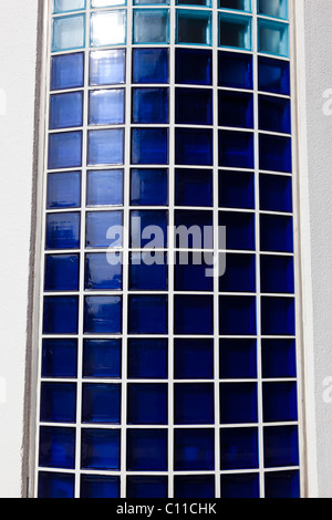 Nahaufnahme von einer Jury aus blauen farbigen Glasbausteinen. Stockfoto