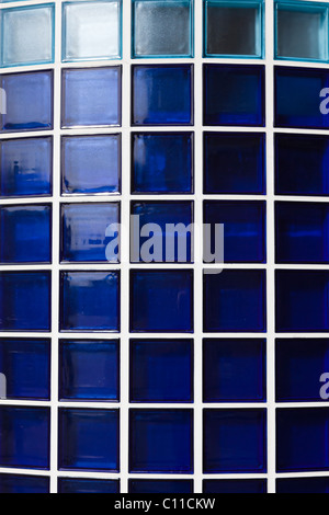 Nahaufnahme von einer Jury aus blauen farbigen Glasbausteinen. Stockfoto