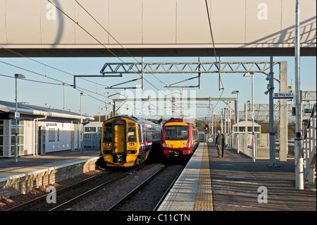 Bathgate Railway Station mit ersten Scotrail Class 158 DMU (links) bereit, für Edinburgh verlassen und Klasse 170 Turbostar DMU Stockfoto