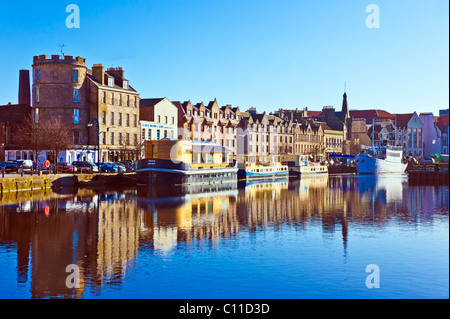 Blick auf die Küste bei Queen es Dock in Leith Docks Edinburgh mit dem alten Signal tower links und festgemachten Schiffe am Kai Stockfoto