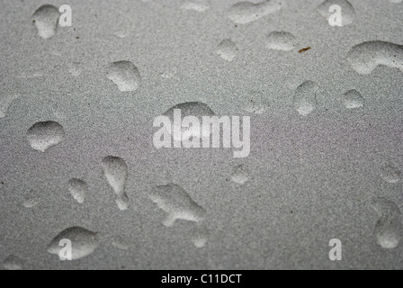 Wassertropfen auf einer metallisierten Oberfläche eines Autos Stockfoto